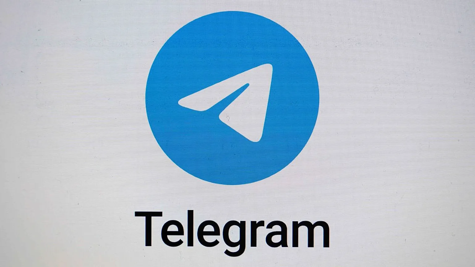 AI identifies user profile pictures on the Telegram social platform to determine gender, age, skin color, and ethnicity, enabling targeted marketing.